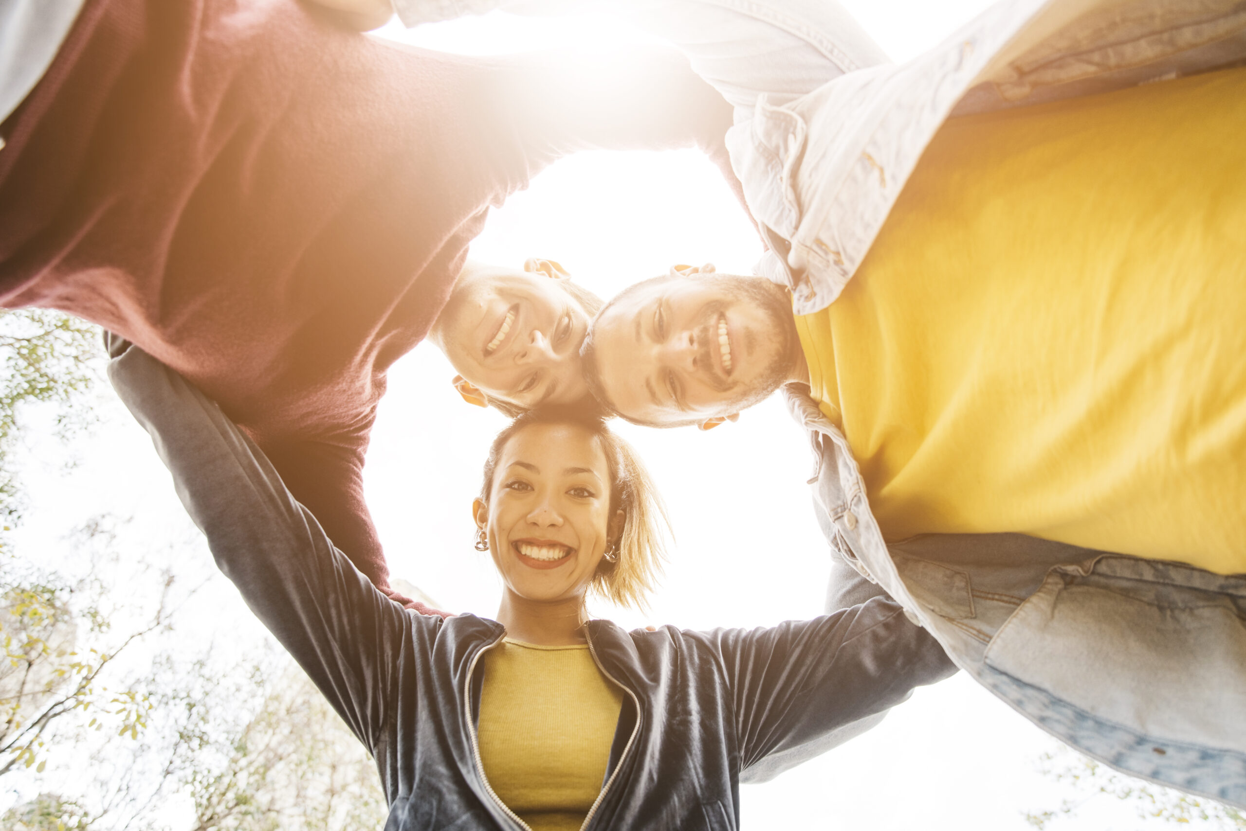 Amigos felices abrazados