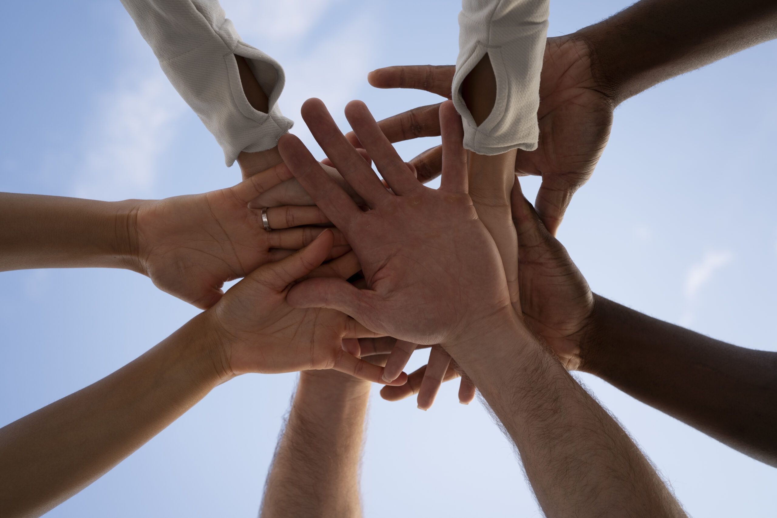 la gente se da la palma mientras se entrena al aire libre