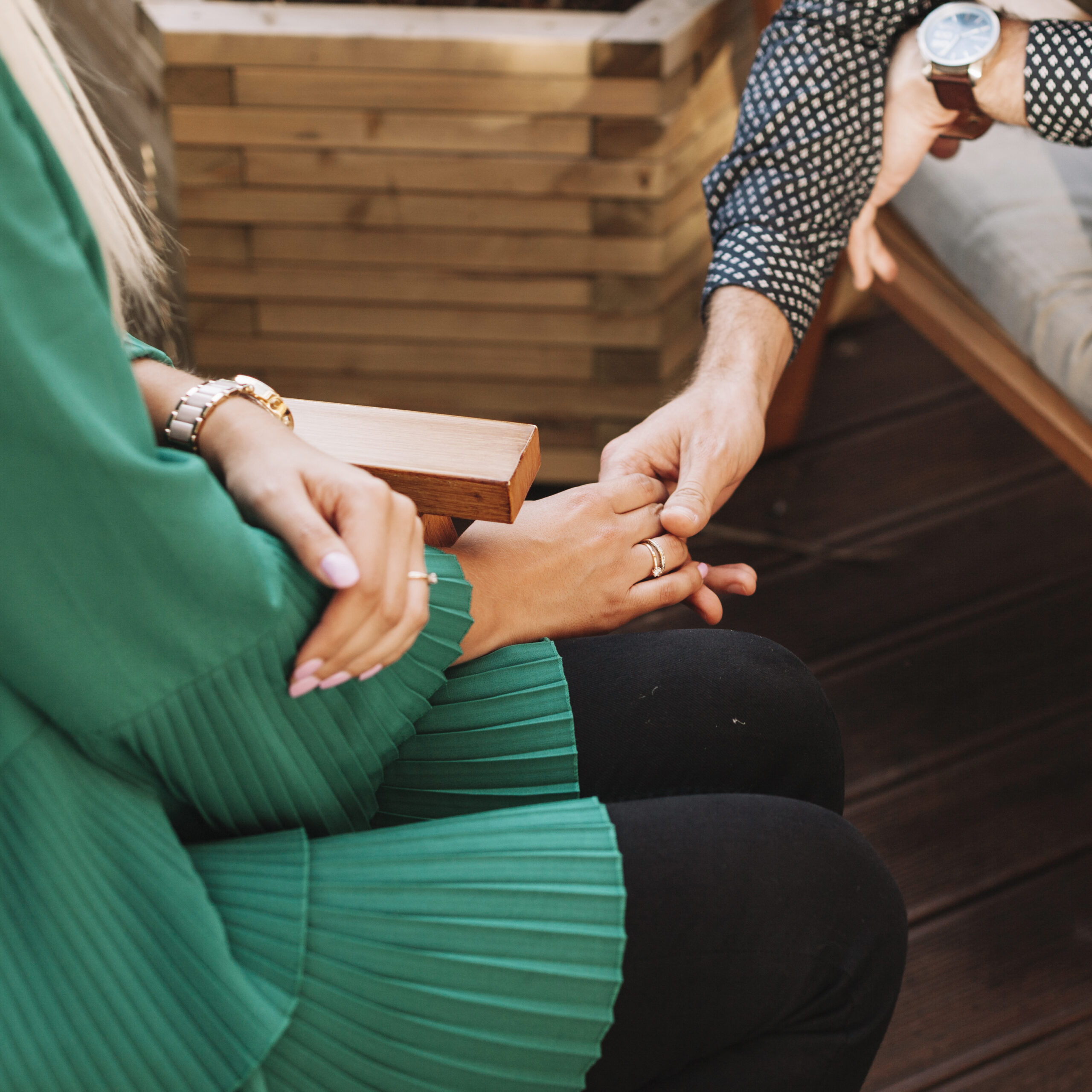 mujeres dandose la mano para ayudar