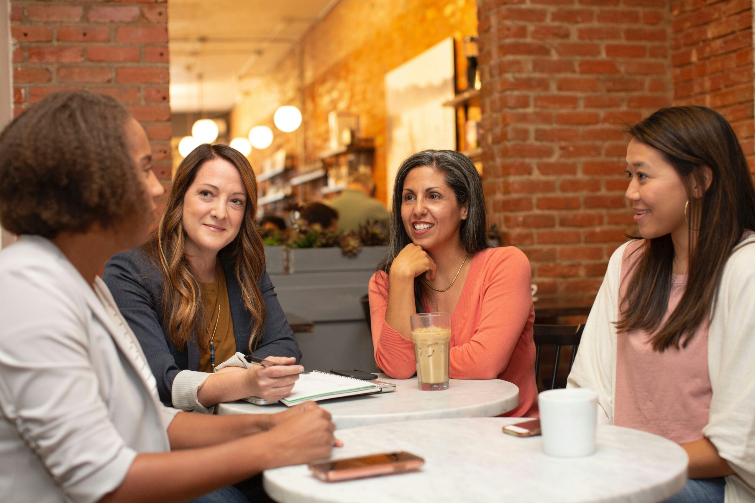 mujeres tomando cafe