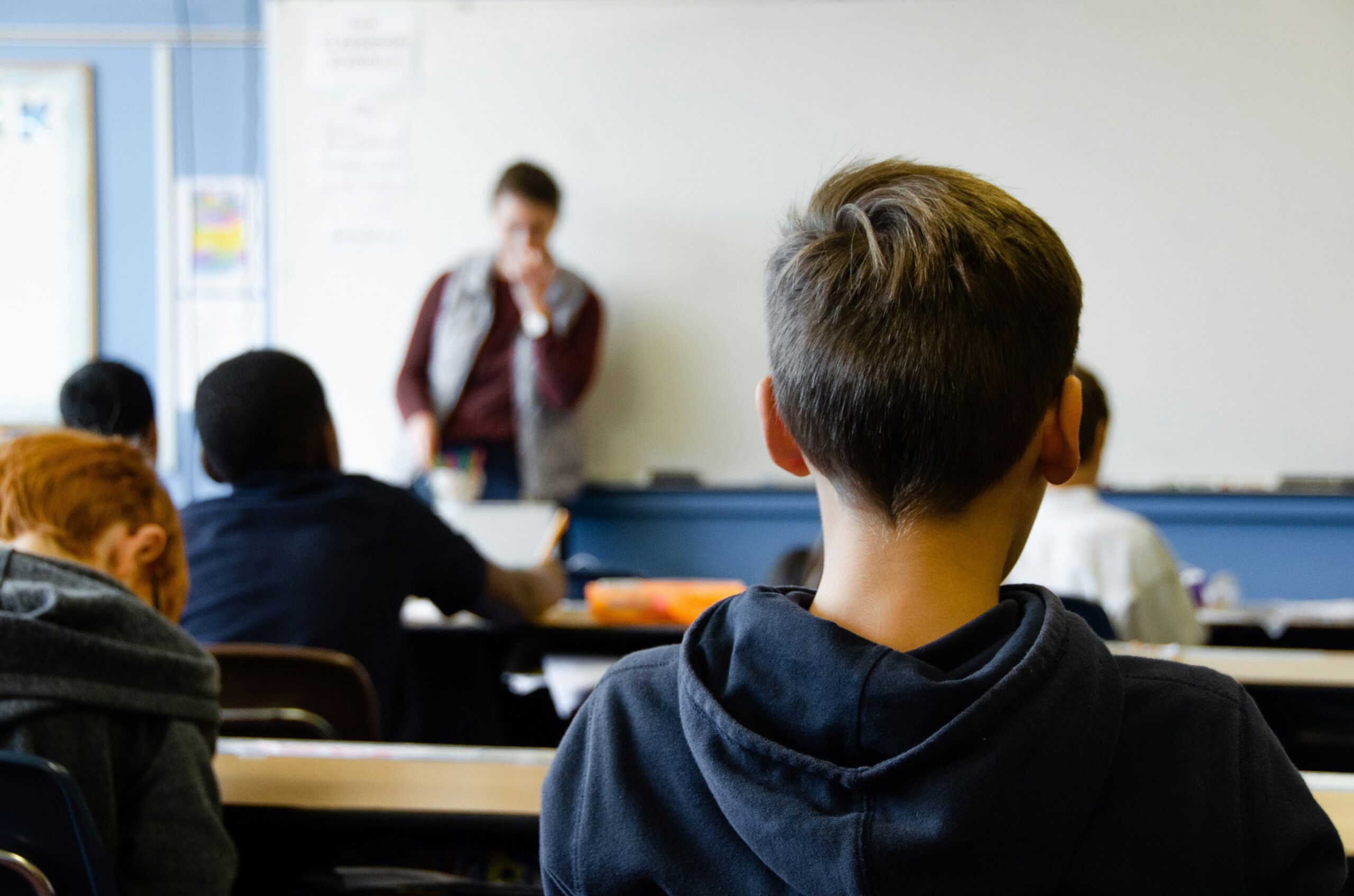 niño atendiendo en clase