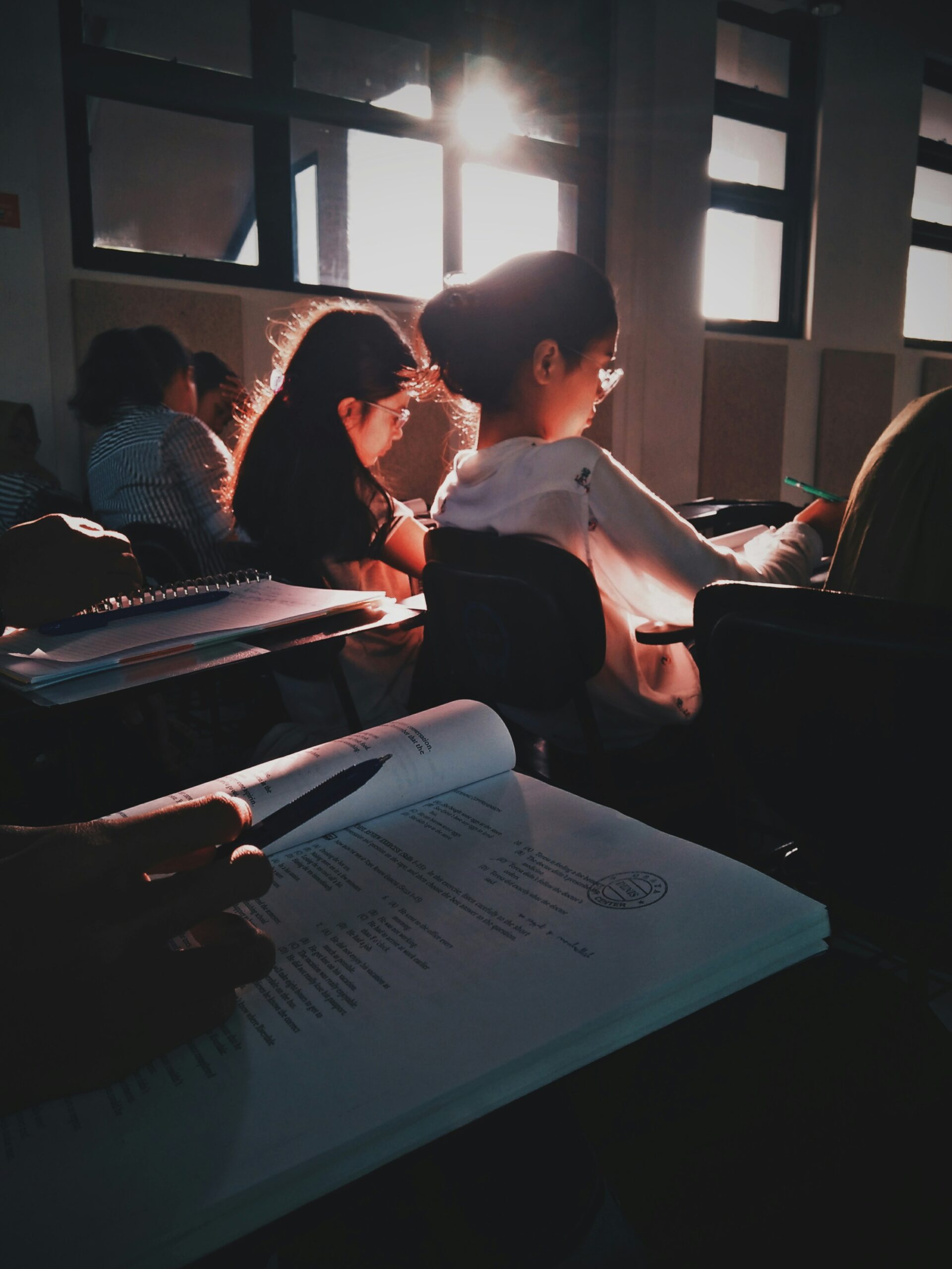 niños estudiando en clase en el colegio