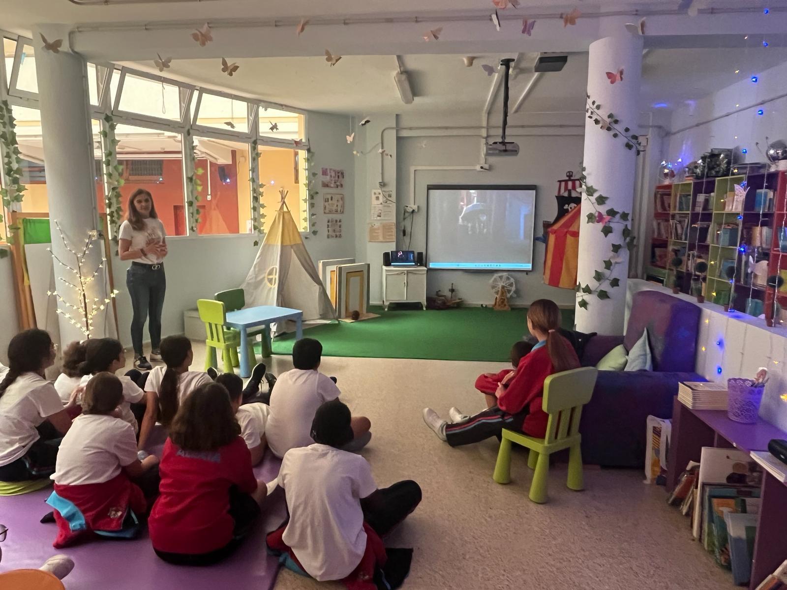 taller con alumnos en colegio