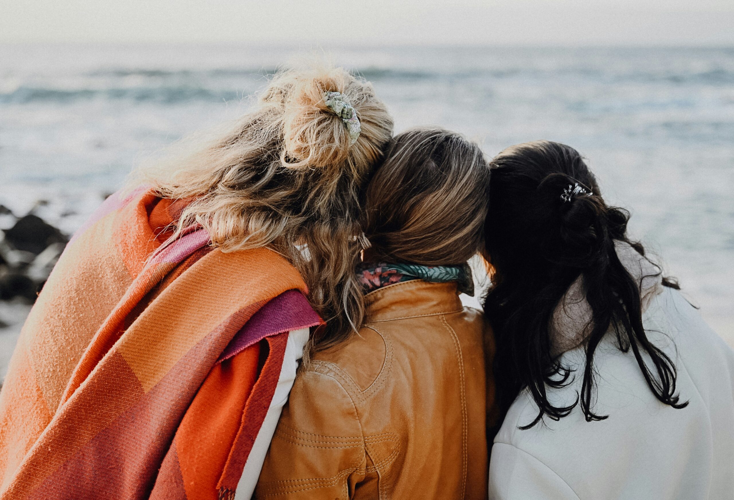 tres mujeres frente al mar